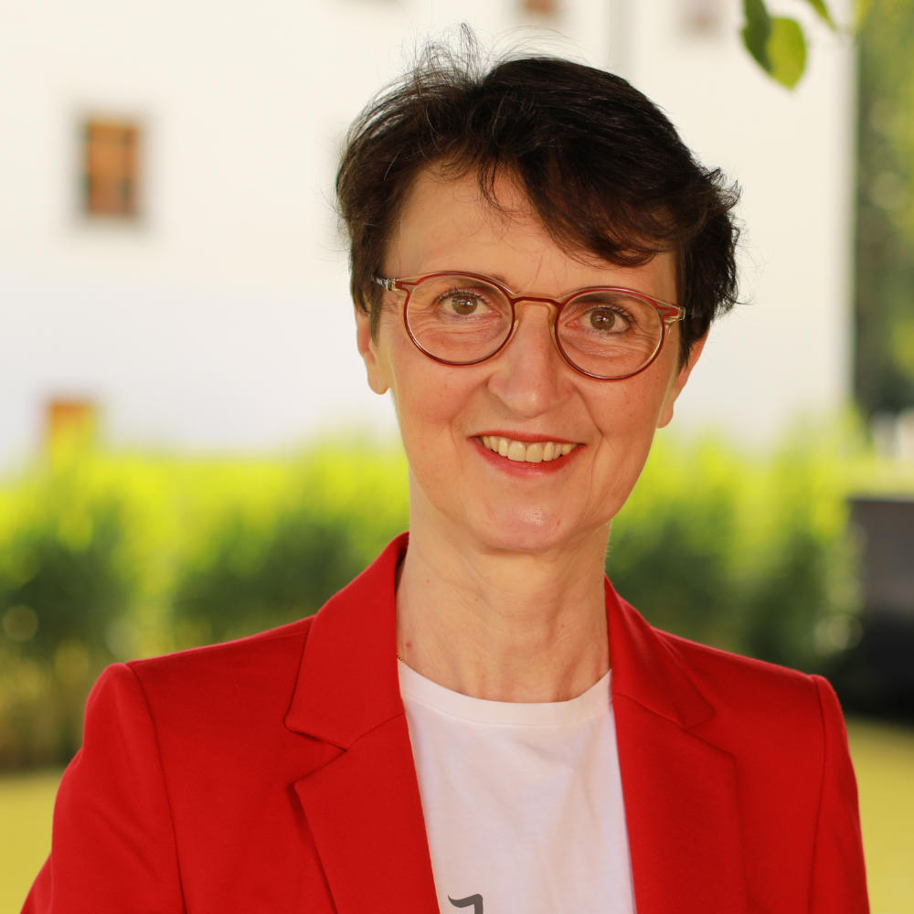 Dagmar Spantzel lächelt in einem roten Blazer